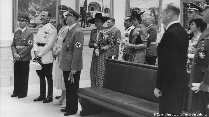 Гитлер и Геббельс на открытии Дома немецкого искусства