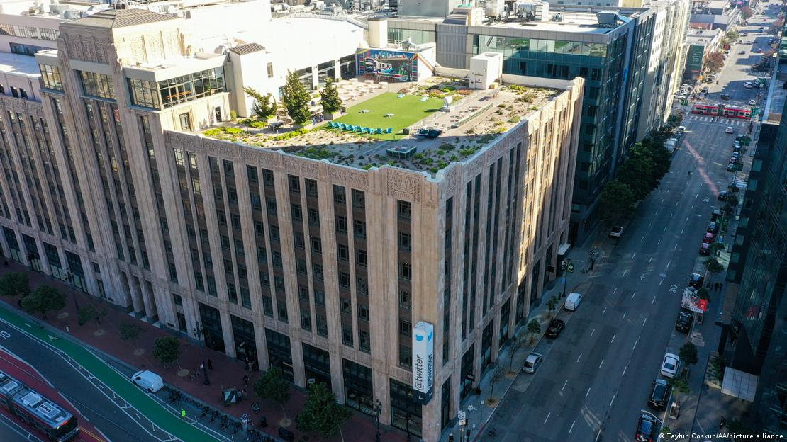 Vista aérea do prédio da sede do Twitter em San Francisco, EUA, com uma área verde no teto