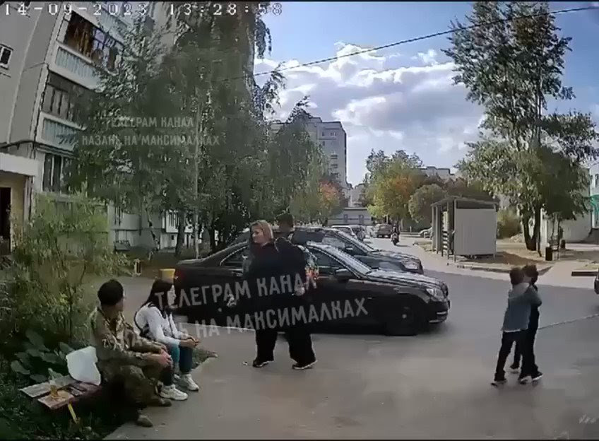 فيديو.. جندي روسي يلقي قنبلة في حي مدني ليري الأطفال كيف تعمل