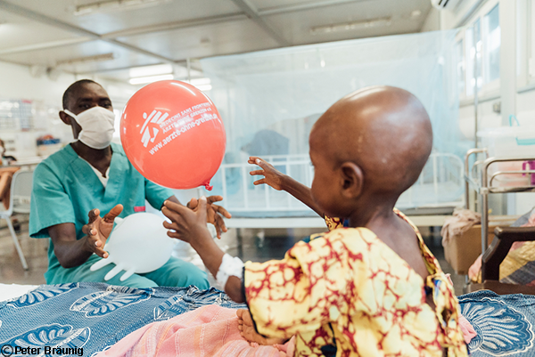 Sheku Kamara, de 2 años, recibe tratamiento por desnutrición, malaria y neumonía en el centro de alimentación terapéutica intensiva del Hospital Hangha de MSF, distrito de Kenema, Sierra Leona.