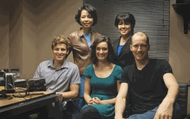 Đạo diễn Scott Edwards (phải) và Nhà sản xuất Nancy Bùi tức Triều Giang (phía sau bên phải).