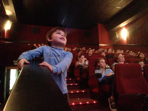Reações inesperadas de uma criança com autismo podem incomodar pessoas numa sessão de cinema que não compreendem esse tipo de comportamento