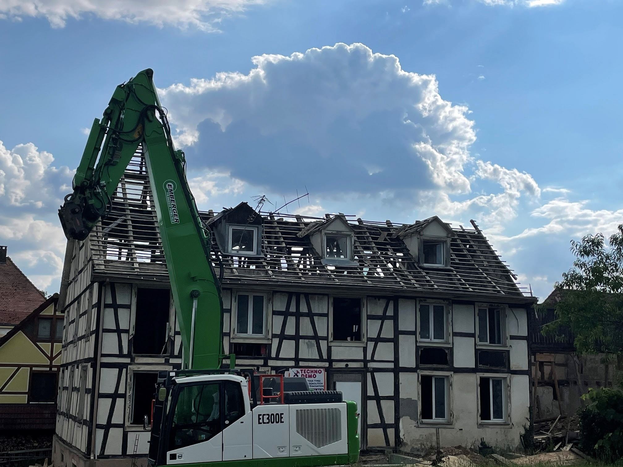 Démolition d'une maison à Roppentzwiller