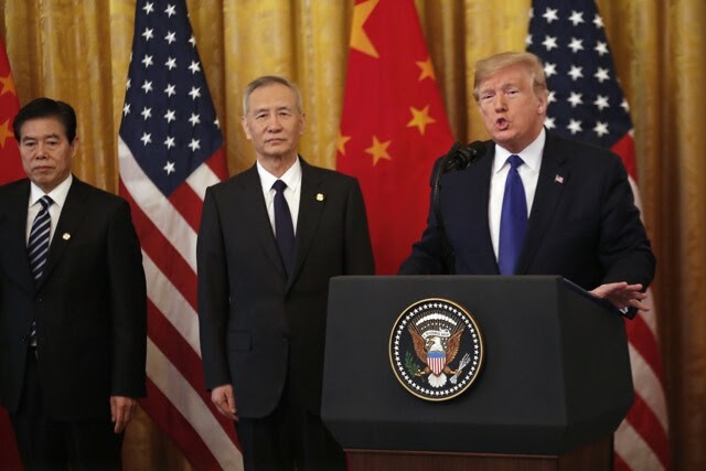 Trump phát biểu tại lễ ký thoả thuận thương mại rạng sáng nay tại Nhà Trắng. Ảnh: Bloomberg.
