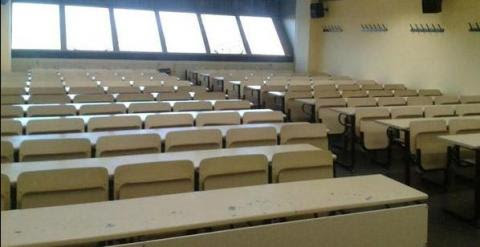 Foto de la facultad de Ciencias de la Información de la Complutense con decenas de clases vacías