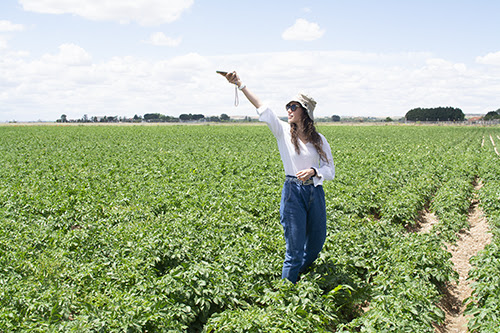 Una trabajadora de la compañía PepsiCo, instructora voluntaria de emprendedoras de la lanzadera de FADEMUR, Ruraltivity, realizando mediciones durante un taller de agricultura regenerativa impartido en Salamanca. Foto: Quino Terán.