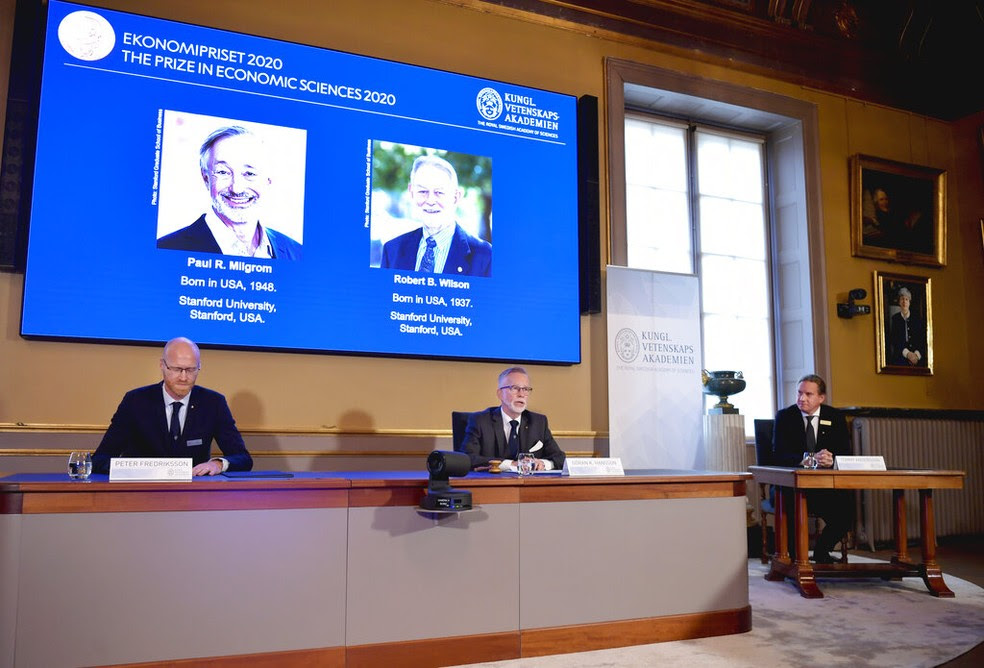 Academia sueca anuncia Nobel de Economia 2020 para Paul Milgrom e Robert Wilson (na projeção) — Foto: Anders Wiklund/TT/AP