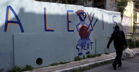 Un hombre pasa cerca de un muro pintado con un grafiti en el que se lee: "Alexis el Magnífico", en referencia al primer ministro griego, Alexis Tsipras, y sus negociaciones con el Eurogrupo. EFE
