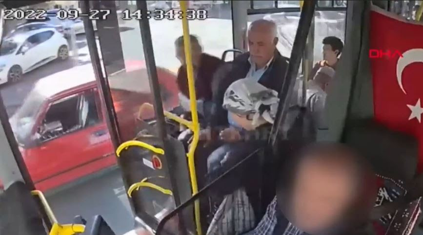 شاهد سائق حافلة تركي يصاب بنوبة عصبية وهو يقود الحافلة ليسبب حادث مروع