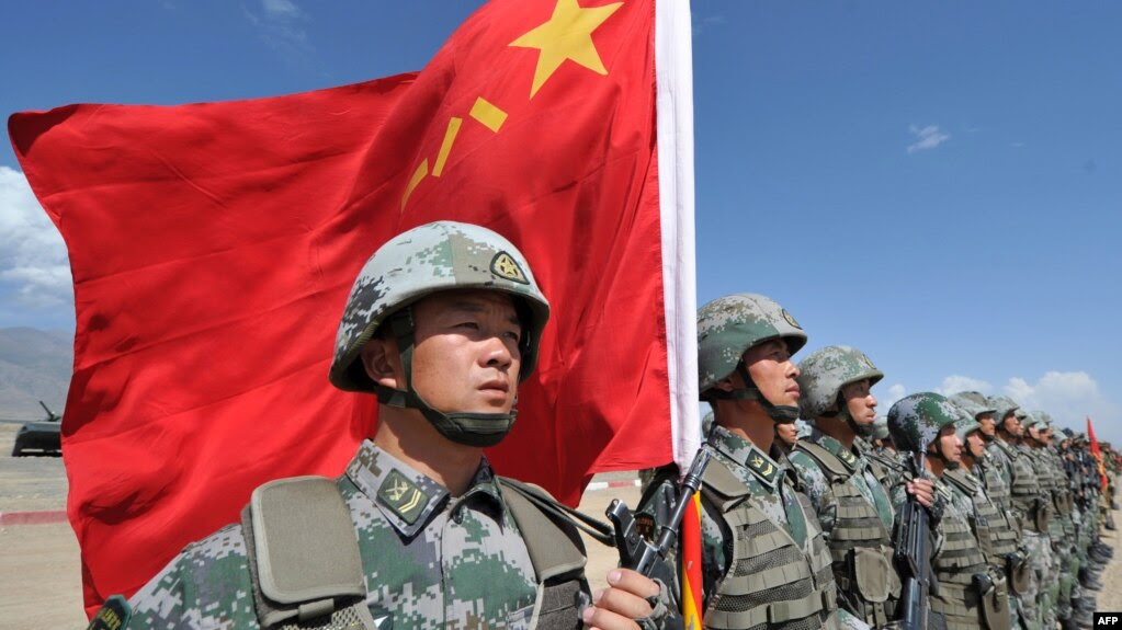 Chuyên gia Bonnie Glaser cho rằng tình cảnh bị bao vây tứ phía khiến Trung Quốc “đặc biệt nhạy cảm” về các vấn đề liên quan đến chủ quyền và bác bỏ có bất kỳ ca nhiễm Covid-19 nào trong quân đội.