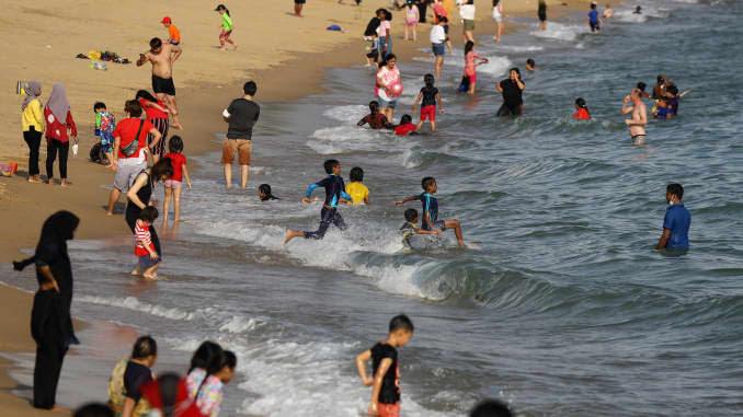 Pessoas nadam em uma praia no East Coast Park em 25 de dezembro de 2020 em Cingapura.