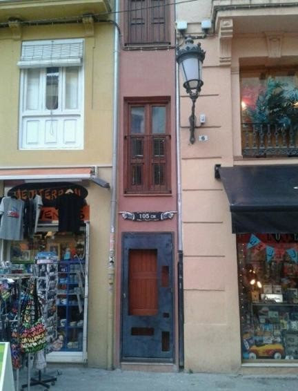 La Casa Mas Estrecha