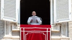 El Papa Francisco en la ventana de su estudio en el Palacio Apostólico Vaticano durante un Ángelus